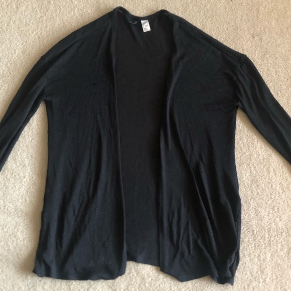 Lightweight cardigan in black. Size Small. - Picture 2 of 6